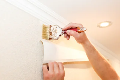 Pose de papier peint à Plomeur — revêtements muraux et toiles de verre